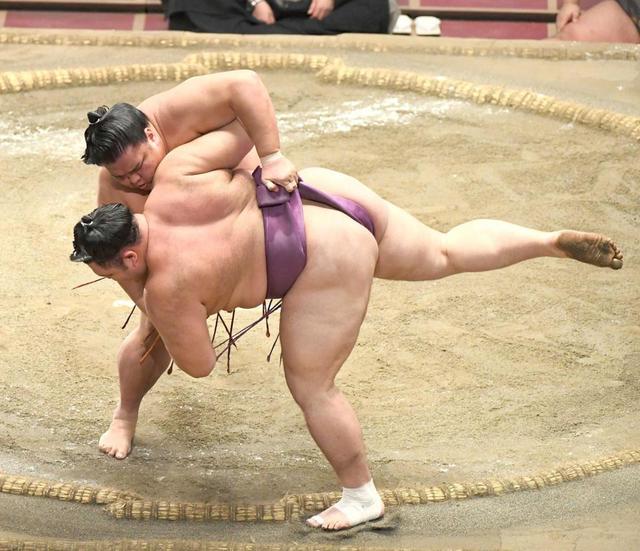 御嶽海、また朝乃山止めた　踏ん張って２差！逆転Ｖ３へスタミナ勝負で再進撃