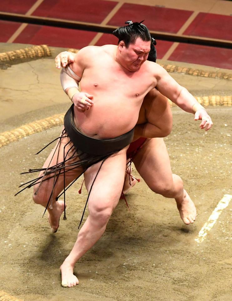 　大栄翔に押し出しで敗れた白鵬