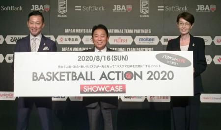 　撮影に応じる日本バスケットボール協会の三屋裕子会長（右）ら＝３０日、東京都内