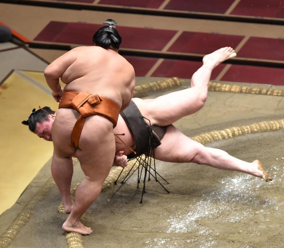 御嶽海（手前）に突き落としで敗れた白鵬