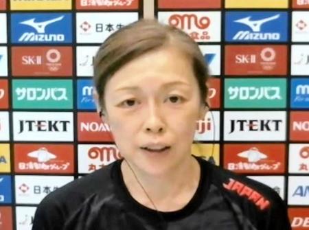　取材に応じるバレーボール女子日本代表の中田監督