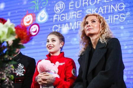 　フィギュアスケートの欧州選手権女子で優勝したロシアのアリョーナ・コストルナヤ（左）とエテリ・トゥトベリゼ・コーチ＝１月、オーストリア・グラーツ（タス＝共同）