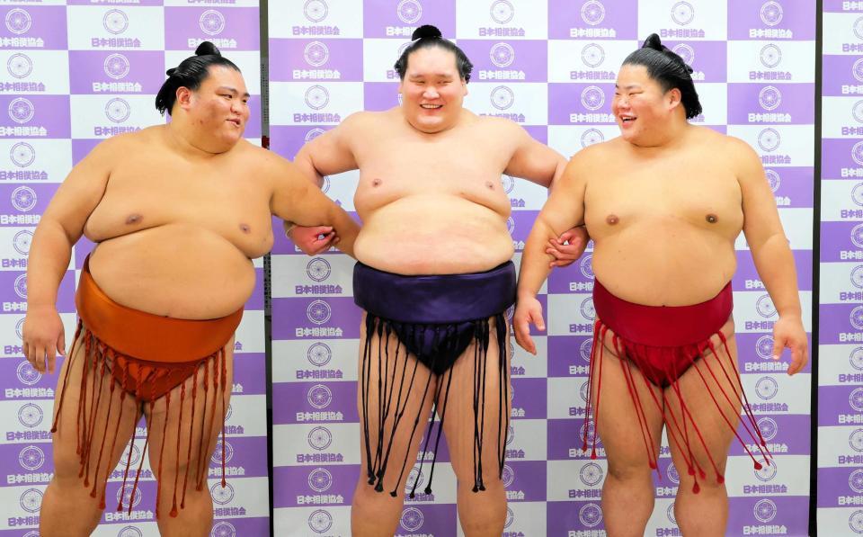 　大相撲三賞の記念撮影のとき、優勝の照ノ富士（中央）が御嶽海（左）と大栄翔の腕を組み、笑顔で健闘をたたえ合った（代表撮影）