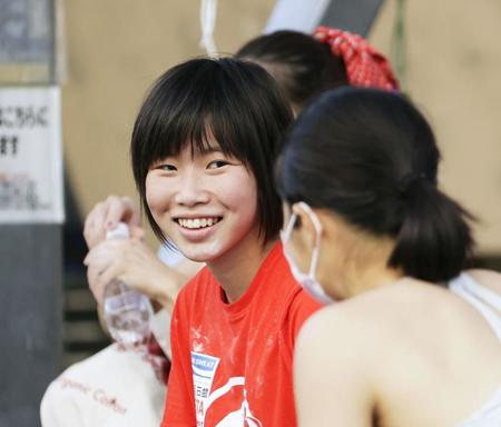 　女子決勝で完登し、笑顔の森秋彩。優勝した＝岩手県営スポーツクライミング競技場