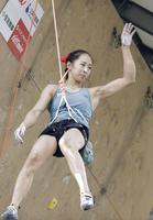 　女子決勝で完登し、手を上げる野口啓代。２位となった＝岩手県営スポーツクライミング競技場