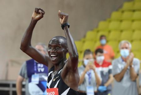 　男子５０００メートルで優勝し、喜ぶジョシュア・チェプテゲイ（ウガンダ）＝１４日、モナコ（ＡＰ＝共同）