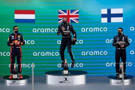 　Ｆ１スペインＧＰの表彰台に立つ２位のマックス・フェルスタッペン（左）、優勝したルイス・ハミルトン（中央）ら＝モントメロ（ＡＰ＝共同）