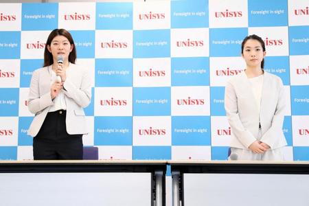 　オンライン記者会見で現役引退を表明するバドミントン女子ダブルスの高橋礼華（左）。右は現役を続ける意向を示したペアの松友美佐紀（アフロスポーツ／日本ユニシス提供）