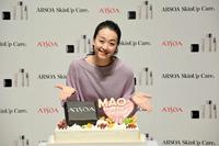 ケーキを前に笑顔をみせる浅田真央さん＝アルソア提供