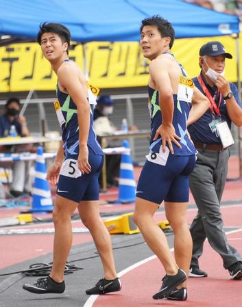 男子１００ｍ予選を終えた多田修平（左）と山県亮太＝国立競技場（撮影・堀内翔）