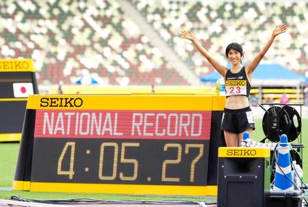 女子１５００メートルで４分５秒27の日本新記録をマークし、喜ぶ田中希実＝国立競技場