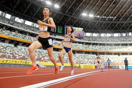 　女子１５００メートルで日本新を更新した田中希実（左）＝代表撮影　