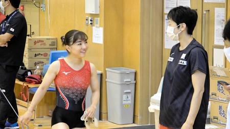 ナショナルチーム合宿で笑顔をみせる寺本明日香（左）＝（公財）日本体操協会　提供