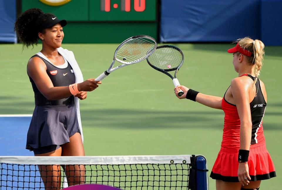 　女子シングルス３回戦でダヤナ・ヤストレムスカ（右）に勝利し、ラケットでタッチする大坂なおみ（共同）