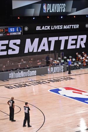 米スポーツ界で延期相次ぐ黒人男性銃撃事件に抗議