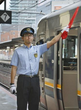 　ＪＲ三ノ宮駅で勤務する近田怜王さん＝２０１７年６月、神戸市