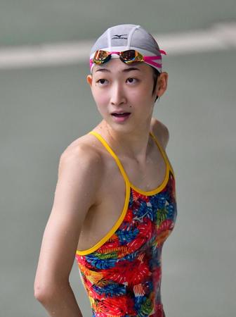 試合前の練習で、いったんプールから上がった池江璃花子＝東京辰巳国際水泳場（代表撮影）