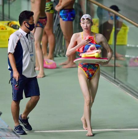 プールでの練習を終え、引き揚げる池江璃花子。左は西崎勇コーチ＝東京辰巳国際水泳場（代表撮影）