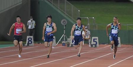 　男子１００メートルで力走する（左から）桐生祥秀、多田修平、小池祐貴、ケンブリッジ飛鳥（撮影・高部洋祐）