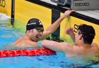 男子２００メートル自由形を終え、笑顔をみせる萩野公介（左）＝東京辰巳国際水泳場（代表撮影）