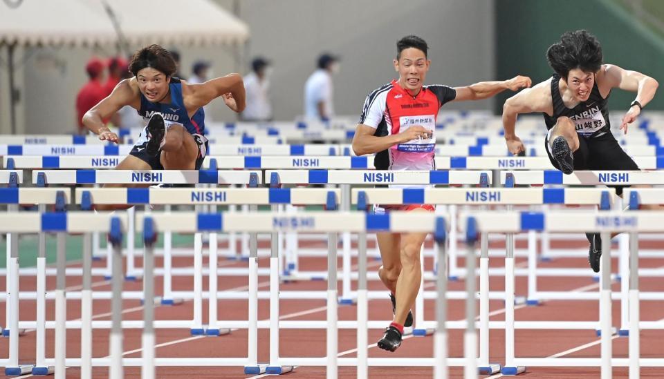 　男子１１０メートルハードル決勝を制した金井大旺（左）＝撮影・高部洋祐