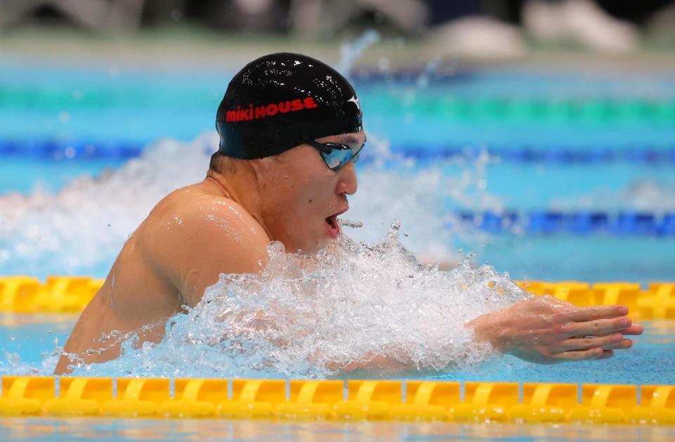 　力泳する小関也朱篤（代表撮影）