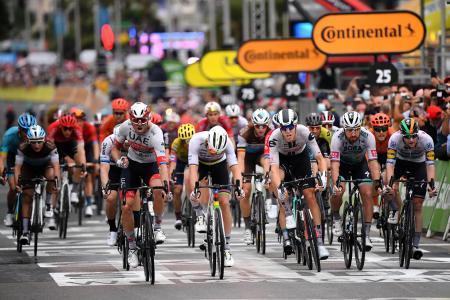　ツール・ド・フランスの第１ステージで力走する選手たち＝２９日、フランス・ニース（ゲッティ＝共同）