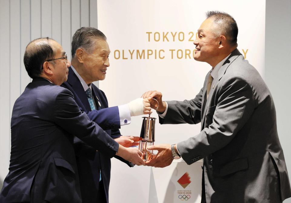 　森組織委会長（中央）らから聖火ランタンを受け取る山下ＪＯＣ会長（代表撮影）