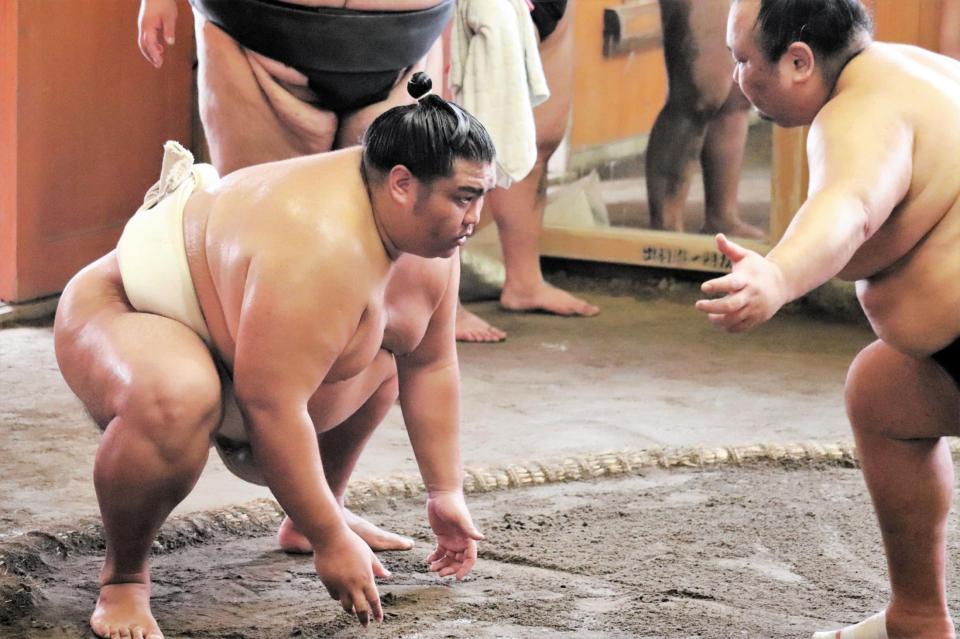 若い衆にぶつかる御嶽海（日本相撲協会提供）