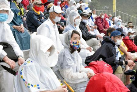 　釜石鵜住居復興スタジアムで行われたラグビーの交流試合を応援に訪れた人たち＝５日、岩手県釜石市