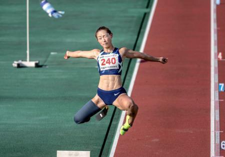 　女子走り幅跳び（義足・機能障害Ｔ６４）　４回目に自身の日本記録を更新する５メートル７０をマークし、優勝した中西麻耶＝熊谷スポーツ文化公園陸上競技場