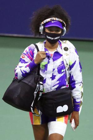 　全米オープンの女子シングルス４回戦で、トレイボン・マーティンさんの名前入りマスクで登場した大坂なおみ＝６日、ニューヨーク（ゲッティ＝共同）