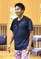 　バドミントンの日本代表合宿で笑顔を見せる桃田賢斗＝東京都北区の味の素ナショナルトレーニングセンター（日本バドミントン協会提供）