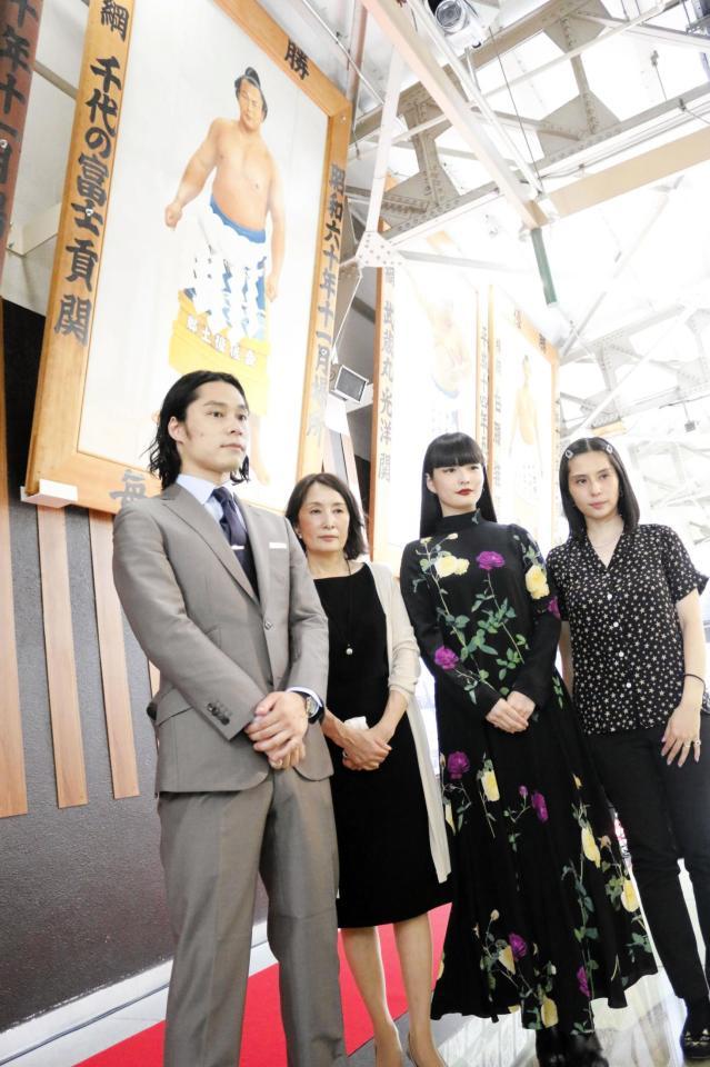 ＪＲ両国駅に千代の富士の優勝額が設置され、除幕式に参加した家族ら