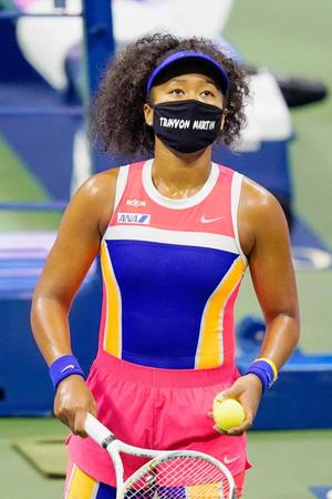 　全米オープンの女子シングルス４回戦に勝利した大坂なおみ。トレイボン・マーティンさんの名前入りマスクを着用した＝６日、ニューヨーク（ＡＰ＝共同）