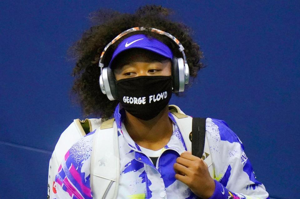 白人警官に暴行され死亡したジョージ・フロイドさんの名前が入ったマスクを着け、入場する大坂なおみ＝８日、ニューヨーク（ＡＰ＝共同）