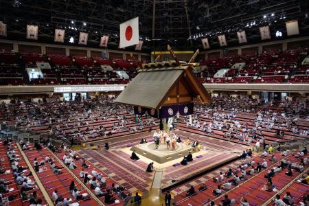 　大相撲秋場所が初日を迎え、あいさつする日本相撲協会の八角理事長ら。７月場所に続いて観客数は１日当たり約２５００人を上限としている＝１３日午後、東京・両国国技館
