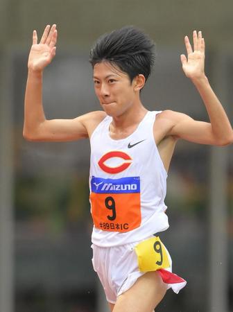 男子５０００ｍ決勝　ゴールする吉居大和＝デンカビッグスワンスタジアム（撮影・堀内翔）