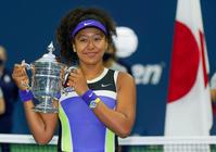 テニスの全米オープン女子シングルスで２年ぶり２度目の優勝を果たし、トロフィーを手に笑顔の大坂なおみ＝12日、ニューヨーク（ＡＰ＝共同）