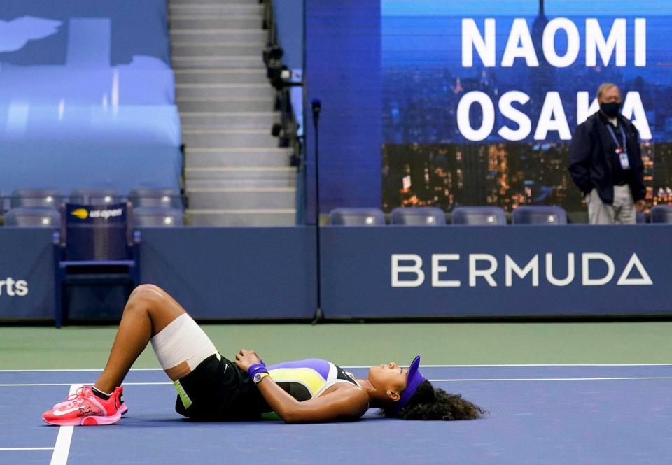 　テニスの全米オープン女子シングルス決勝でビクトリア・アザレンカを破って２年ぶり２度目の優勝を果たし、コートに横たわる大坂なおみ（ＡＰ＝共同）