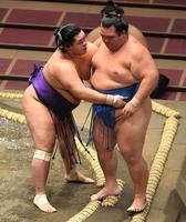 １４日、明生に寄り切りで破られる琴奨菊（右）