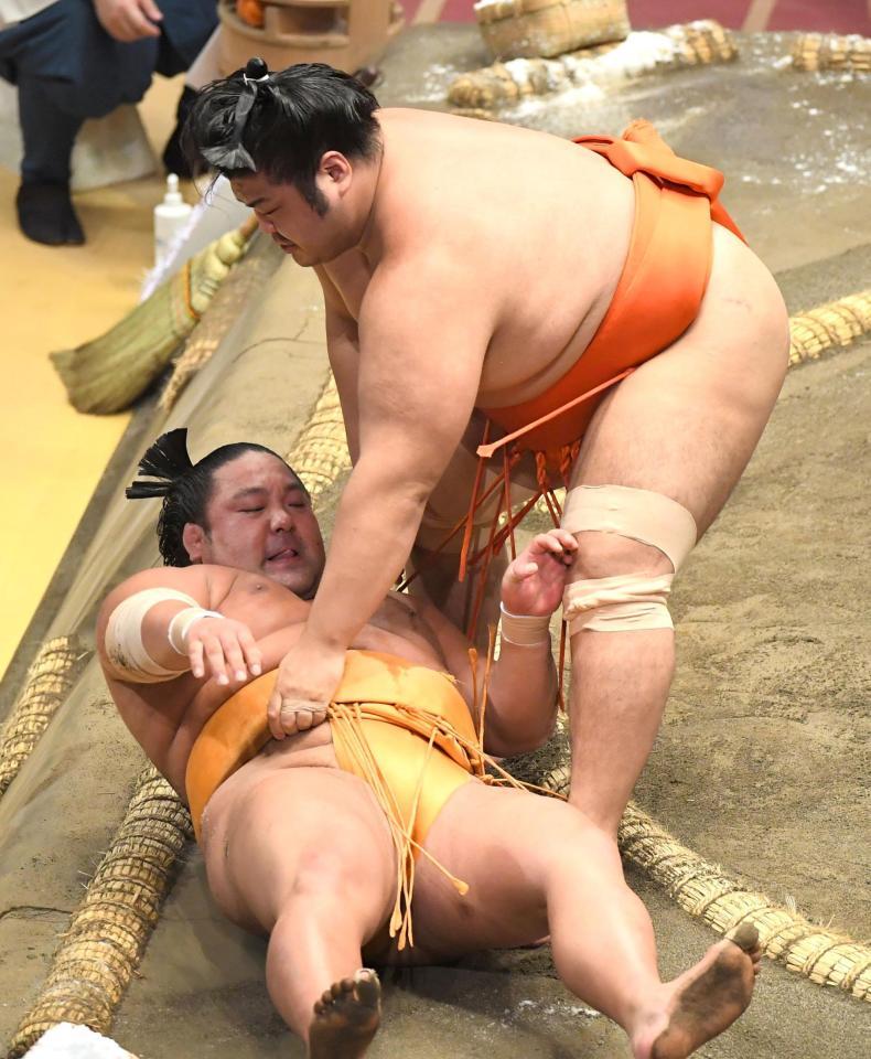 　志摩ノ海（右）に寄り倒しで敗れた旭大星＝１６日