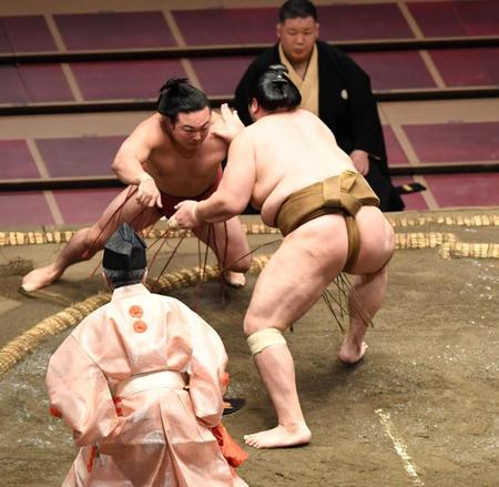 炎鵬（左）を突き出しで破った輝＝両国国技館（撮影・棚橋慶太）