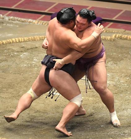 妙義龍（左）を寄り切りで下す朝乃山＝両国国技館（撮影・中田匡峻）