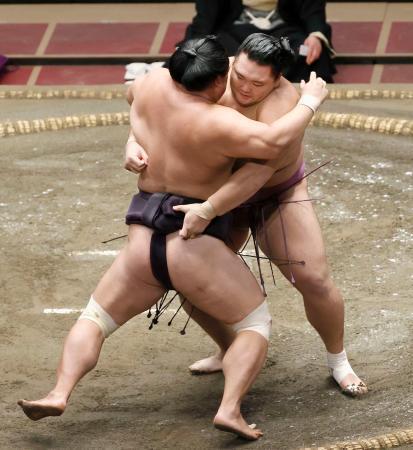 　朝乃山（右）が寄り切りで妙義龍を下す＝両国国技館