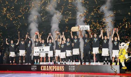 　前回のバスケットボール全日本選手権男子決勝で、川崎を破って優勝を果たし、表彰台で喜ぶＳＲ渋谷の選手たち＝１月１２日、さいたまスーパーアリーナ