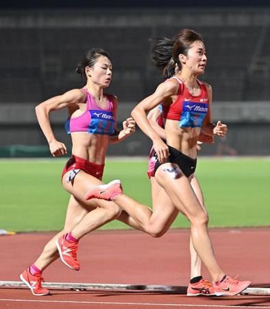 　女子１万メートル、力走する優勝した鍋島莉奈（右）。左は松田瑞生