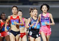 女子１万メートル（タイムレース）で（右から）３位の前田穂南、４位の一山麻緒らと競り合う優勝した鍋島莉奈（左手前）