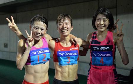 　笑顔で写真撮影に応じる（左から）２位の松田瑞生、優勝した鍋島莉奈、３位の前田穂南