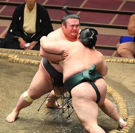 豊山（右）を押し出しで下す貴景勝＝両国国技館（撮影・中田匡峻）